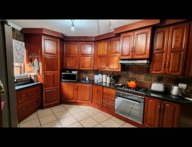 5 BEDROOM HOUSE FOR SALE IN ELDOGLEN